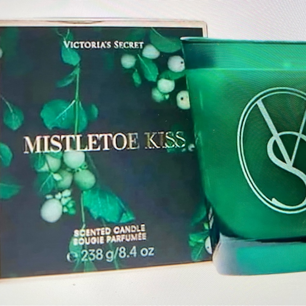 NEW in package Victoria’s Secret Limited Edition Mistletoe Kiss Scented Candle
